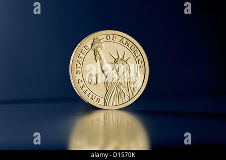 Freiheitsstatue Liberty 1 Dollar Münze aufrecht vor blauem Hintergrund Stockfoto