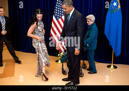 US-Präsident Barack Obama kommentiert Katy Perry Schuhe während der Begrüßung die Sängerin und ihre Großmutter Ann Hudson am Doolittle Park 25. Oktober 2012 in Las Vegas, NV. Stockfoto