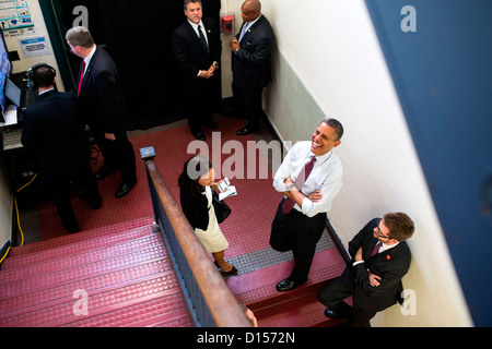 US-Präsident Barack Obama lacht mit Nancy Ann DeParle, Deputy Chief Of Staff für Politik, dritte von links, und Reisen Aide Bobby Schmuck, Recht, vor einer Kampagne Veranstaltung an der Elm Street Middle School 27. Oktober 2012 in Nashua, NH Stockfoto