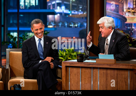 US-Präsident Barack Obama in einem Interview mit Jay Leno beteiligt ist, während eine Aufzeichnung von The Tonight Show mit Jay Leno auf NBC Studios 24. Oktober 2012 in Burbank, Kalifornien. Stockfoto