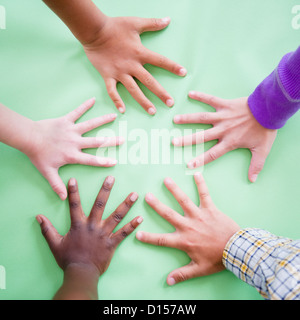 USA, New Jersey, Jersey City, Nahaufnahme von Kinderhand (8-9) auf grünem Hintergrund Stockfoto