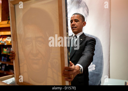 US Präsident Barack Obama zeigt ein Portrait von César Chávez vor der Einweihungsfeier César E. Chávez National Monument 8. Oktober 2012 in Keene, CA. Stockfoto