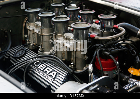 Eine große V8 Motor mit glänzenden Luft-Zufuhr-Trompeten. Stockfoto