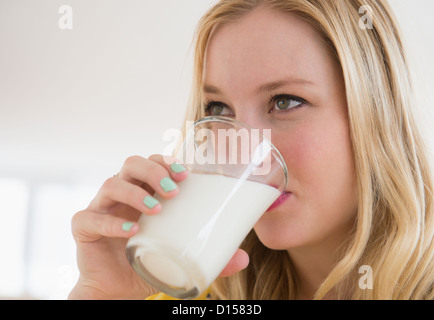 USA, New Jersey, Jersey City, junge Frau Trinkmilch Stockfoto