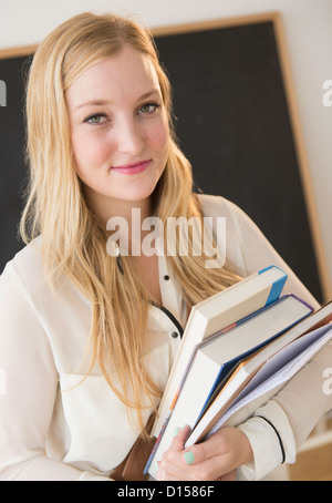 USA, New Jersey, Jersey City, Porträt der jungen Frau im Klassenzimmer Stockfoto