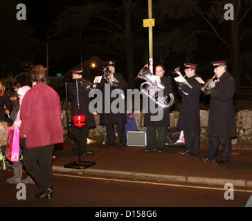 Heilsarmee-Band spielt Weihnachten Weihnachtslieder in der Cheddar festliche Nacht 2012 Stockfoto