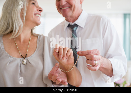 USA, New Jersey, Jersey City, Mann, der auf Armband in Frauenhand Stockfoto