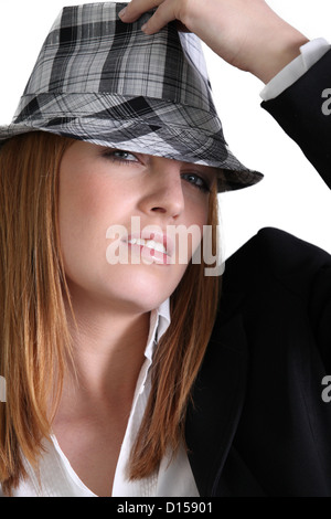 modebewusste Frau trägt einen Anzug und Hut Stockfoto