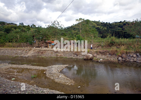 Philippine Bergdorf entlang der Banken des Flusses Subic in der Nähe von Subic Bay, Insel Luzon, Philippinen. Stockfoto