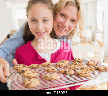 USA, New Jersey, Jersey City, Mutter und Tochter (8-9 Jahre) Kekse backen Stockfoto