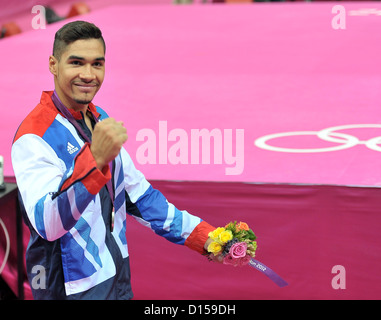 Louis Smith (GBR, Großbritannien) schlägt die Luft nach dem Aufstehen seine Silbermedaille. Individuelle Gymnastik Stockfoto