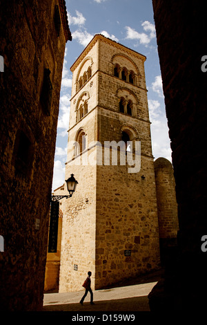 Straße und Kirche Santa María la Mayor Altstadt Trujillo Caceres Extremadura Spanien Stockfoto