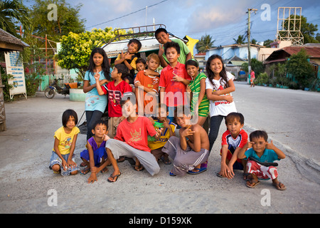 Porträt einer großen Gruppe der philippinischen Kinder auf einer Straße in Bogo Stadt, Insel Cebu, Philippinen. Stockfoto