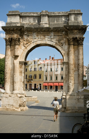 Römischer Triumphbogen (Bogen der Sergier) in Pula, Kroatien. Stockfoto