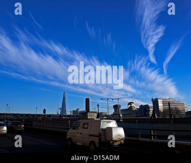 Blick vom Victoria Embankment Themse im Vordergrund, Blackfriars Bridge, die Scherbe und Tate Modern im Hintergrund zeigt. Stockfoto