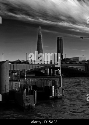 Blick vom Victoria Embankment Themse im Vordergrund, Blackfriars Bridge, die Scherbe und Tate Modern im Hintergrund zeigt. Stockfoto