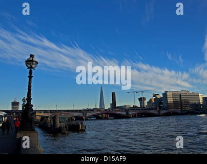 Blick vom Victoria Embankment Themse im Vordergrund, Blackfriars Bridge, die Scherbe und Tate Modern im Hintergrund zeigt. Stockfoto