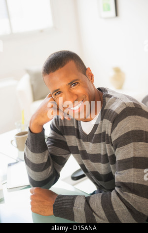 USA, New Jersey, Jersey City, Porträt des jungen Menschen in gestreiften Pullover Stockfoto