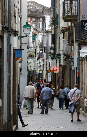 Alltag in typischen engen Gassen im historischen Zentrum, Santiago De Compostela, Galicien, Spanien Stockfoto