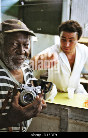 Havanna, Kuba, Mann mit einer Kamera in einem Geschäft Stockfoto