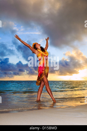 Hawaii, Oahu, Lanikai, schöne Hawaiian Frau tanzen Hula auf Ozean Shoreline. Stockfoto