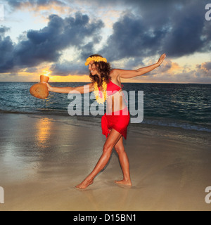 Hawaii, Oahu, Lanikai, schöne Hawaiian Frau tanzen Hula auf Ozean Shoreline. Stockfoto