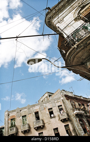 Havanna, Kuba, Kolonialstilbauten und Stromleitungen in der Altstadt Stockfoto