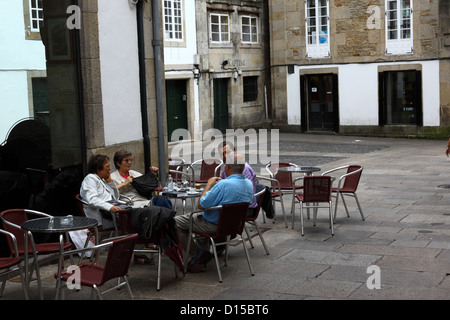 Cafe in der engen Gassen im historischen Zentrum, Santiago De Compostela, Galicien, Spanien Stockfoto