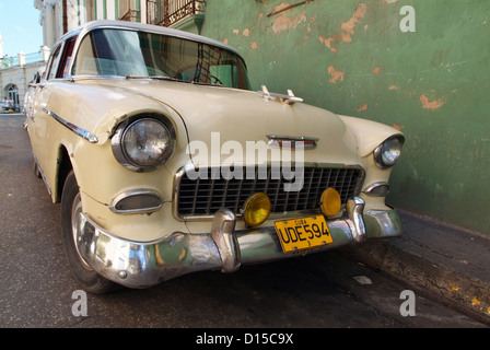 Santiago De Cuba, Kuba, Beige Chevrolet Bel Air, Baujahr 1955 Stockfoto