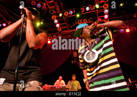 Chuck D und Flavor Flav von Public Enemy in Chicago, Illinois als Teil der Hip Hop Götter Tour durchführen. Stockfoto