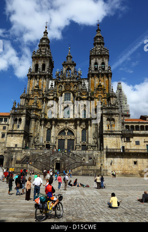 Touristen in Praza do Obradoiro / Plaza del Obradoiro und Westfassade der Kathedrale, Santiago de Compostela, Galicien, Spanien Stockfoto