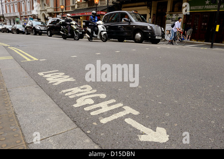 Blick rechts Warnung gemalt auf der Straße in London, Großbritannien Stockfoto