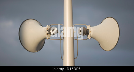 USA, New York State, New York City, Megaphon gegen grauen Himmel Stockfoto