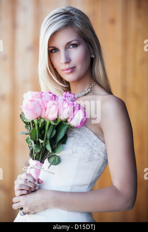 Porträt der Braut hält Blumenstrauss Stockfoto