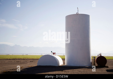 USA, Colorado, Treibstofftanks auf Bauernhof Stockfoto