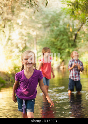 USA, Utah, Lehi, kleines Mädchen (4-5) im Vordergrund stehen in kleinen Bach mit Freunden (6-7) Stockfoto