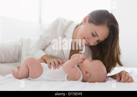 Niederlande, Oud-Beijerland, Mutter mit Tochter (6-11 Monate) im Bett Stockfoto