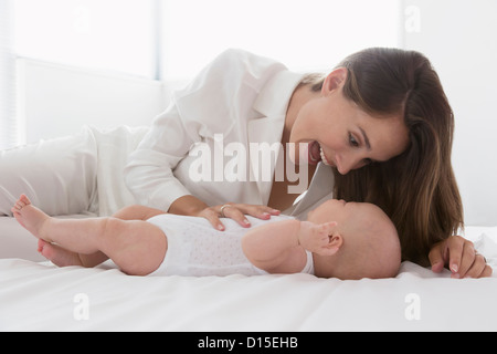 Niederlande, Oud-Beijerland, Mutter mit Tochter (6-11 Monate) im Bett Stockfoto