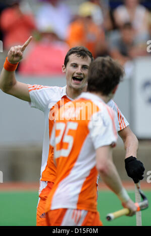 Die Spieler der Niederlande feiern nach einem Tor, das Teun Koopmeiners