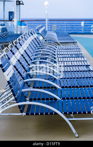 Reihe von Lounge Klappstühle auf Kreuzfahrtschiff Stockfoto