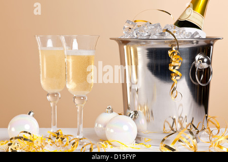 Zwei Sektgläser und eine Flasche in einem Eiskübel Stockfoto