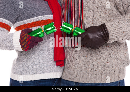 Ein paar in Winterkleidung ziehen einen Christmas cracker Stockfoto