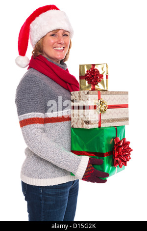 Eine Frau trägt eine Weihnachtsmann-Mütze hält einige Geschenk verpackt Weihnachtsgeschenke, isoliert auf einem weißen Hintergrund. Stockfoto