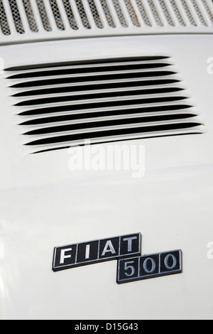Das hintere Abzeichen und Vent von einem weißen Fiat 500 Oldtimer. Stockfoto