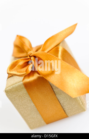 Geschenk-box Gold Geschenkpapier mit Schleife und Bogen Stockfoto