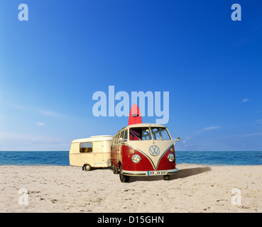 Hamburg, Deutschland, alten VW-Bus mit einem Anhänger am Strand Stockfoto