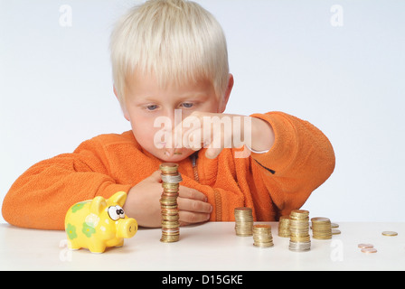 Hamburg, Deutschland, spielt ein Junge mit seinen Ersparnissen Stockfoto