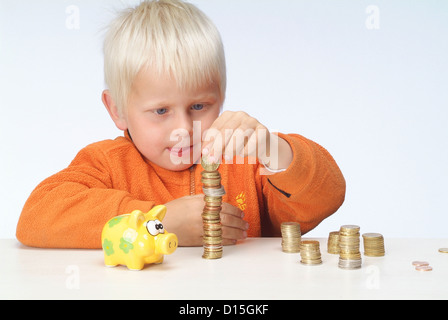 Hamburg, Deutschland, spielt ein Junge mit seinen Ersparnissen Stockfoto