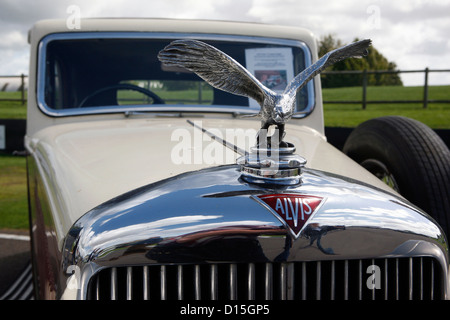 Logo vorne und Abzeichen auf der Motorhaube eines Oldtimers Alvis. Stockfoto