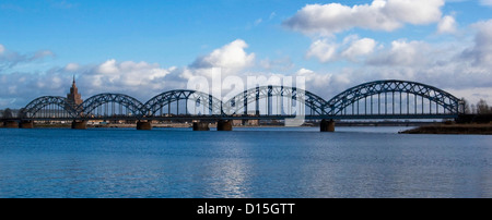 Eisenbahnbrücke über die Daugava in Riga Stockfoto